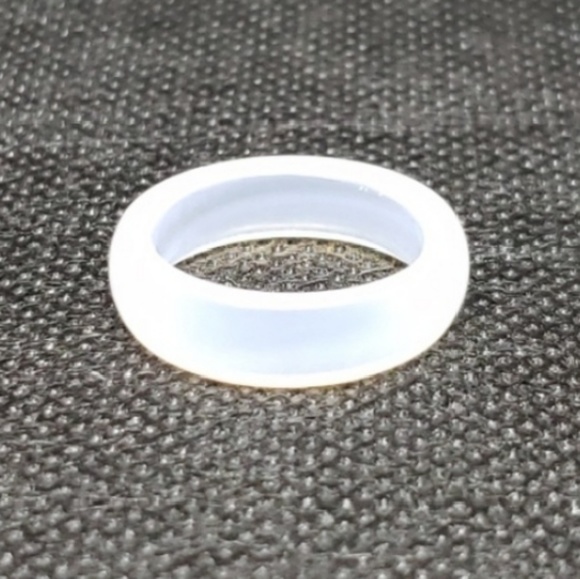 Jewelry - White agate stone ring band size 7